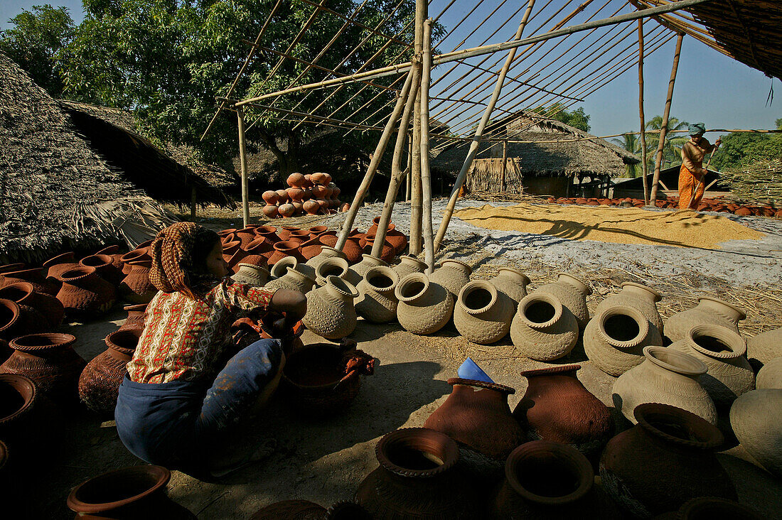Pottery workshop, drying pots in sun, Spelzen als Zusatzbrennstoff im Brennofen, When the oven is full husks are used for a fuel for an extra outside oven, small business pottery