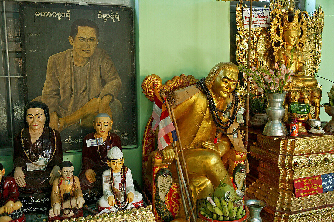 Nat statues, Mount Popa, Mount Popa gilt als Wohnstaette der 37 Nats, Geister als Schutz fuer irdisches Wohl, Mount Popa, is where the 37 Nats originated, spirits responsible for earthly things, Nat figures at the top of Mount Popa