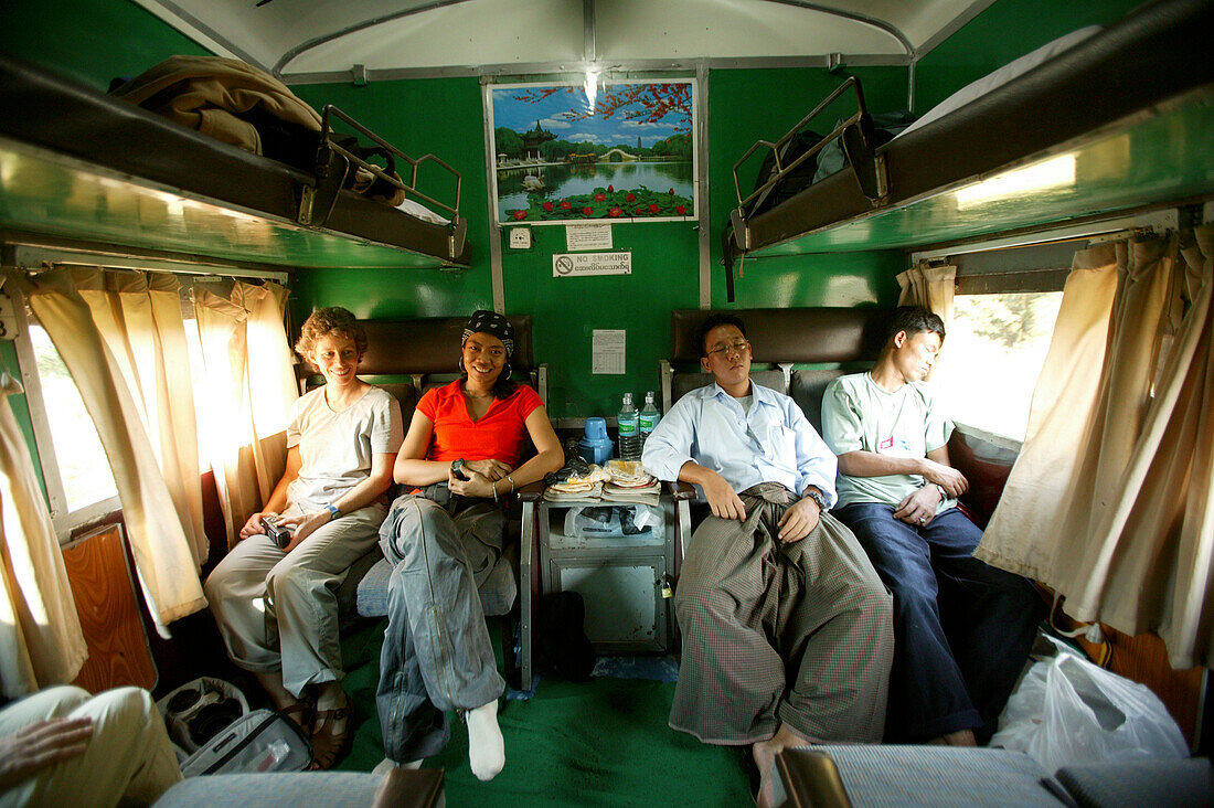 Train compartment, Yangon Mandalay route, Zugfahrt, Yangon, Mandalay Strecke, Schlafwagen-Abteilung