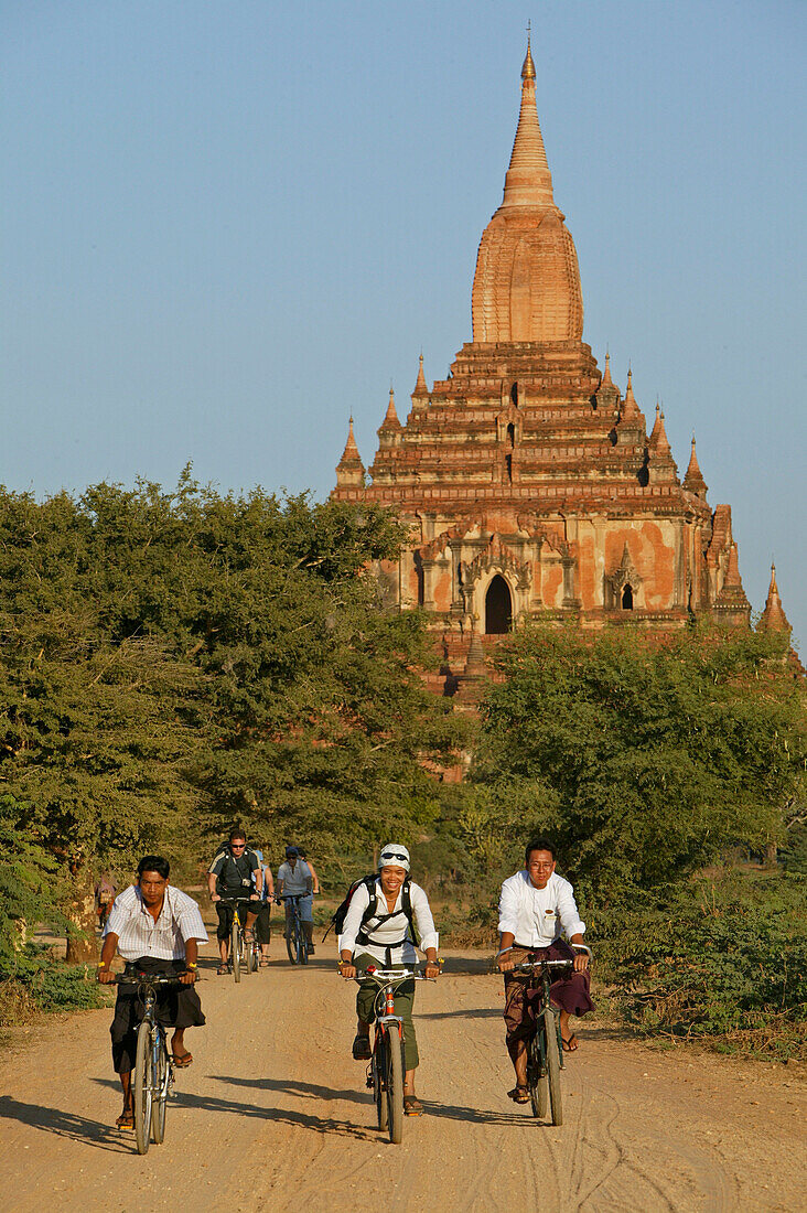 Bicycle tour, local guides Pagoda, Fahrradtour, zwischen Pagoden, Touristenfuehrer, cycle tour, biking in Burma