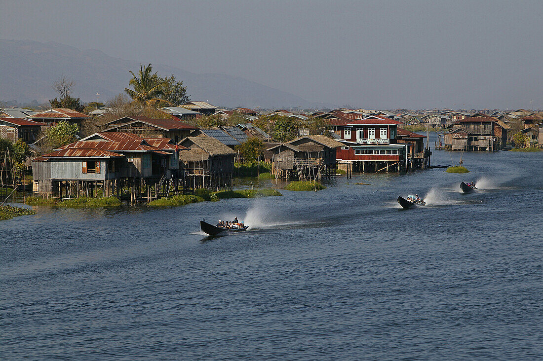 Houses on stilts, Phaung Daw, Inle Lake, Häuser auf Stelzen, Inle-See Dorf, Motorboote, Intha-Völker, Dorf, Pfahlhäuser, village