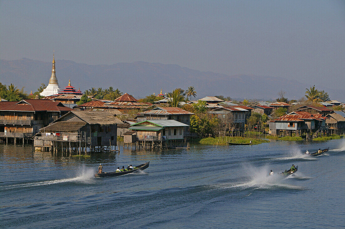 Houses on stilts, Phaung Daw, Inle Lake, Häuser auf Stelzen, Inle-See Dorf, Motorboote, Intha-Völker, Dorf, Pfahlhäuser, village