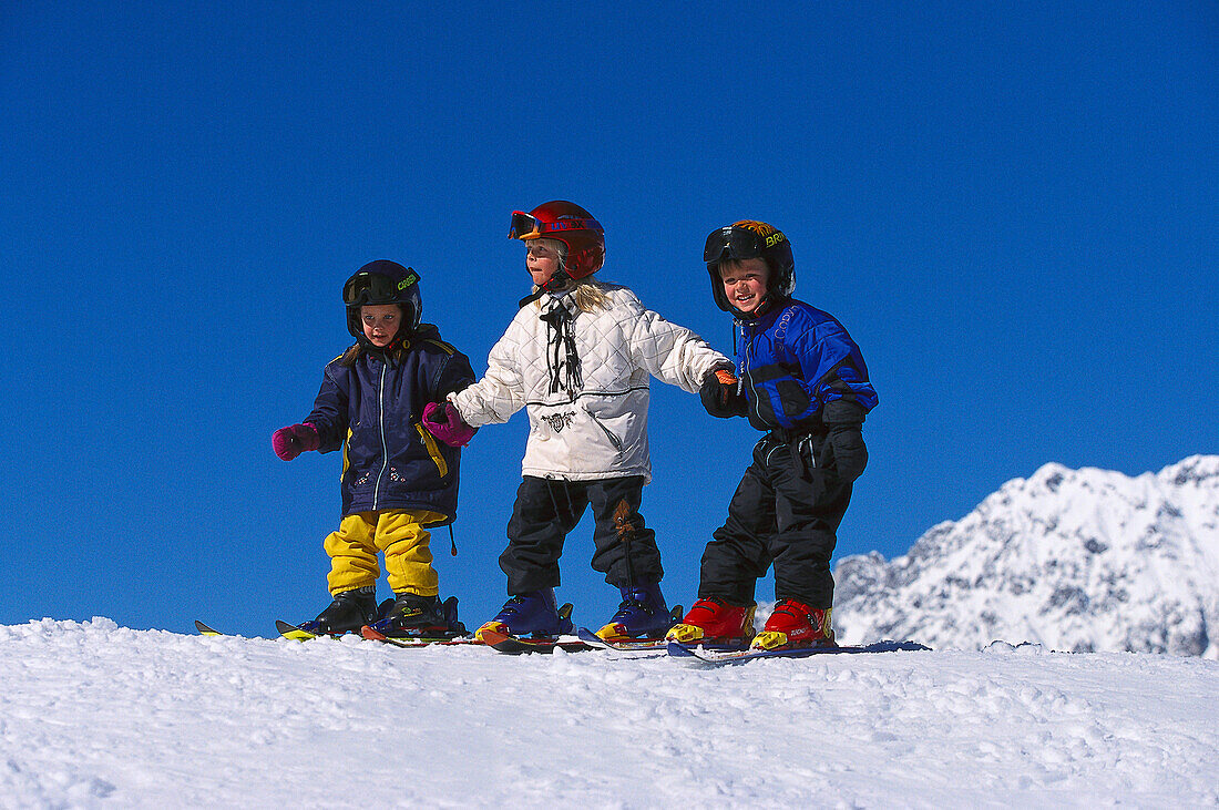 Kinder beim Skifahren, Wintersport