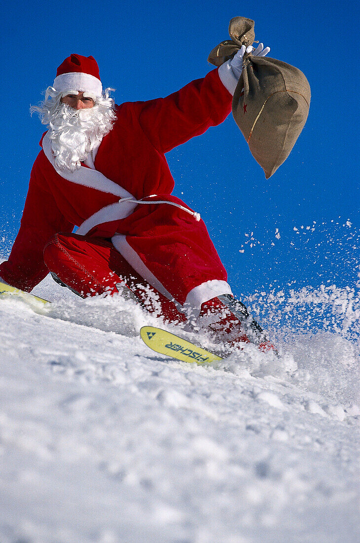 Weihnachtsmann auf Skiern bei der Abfahrt
