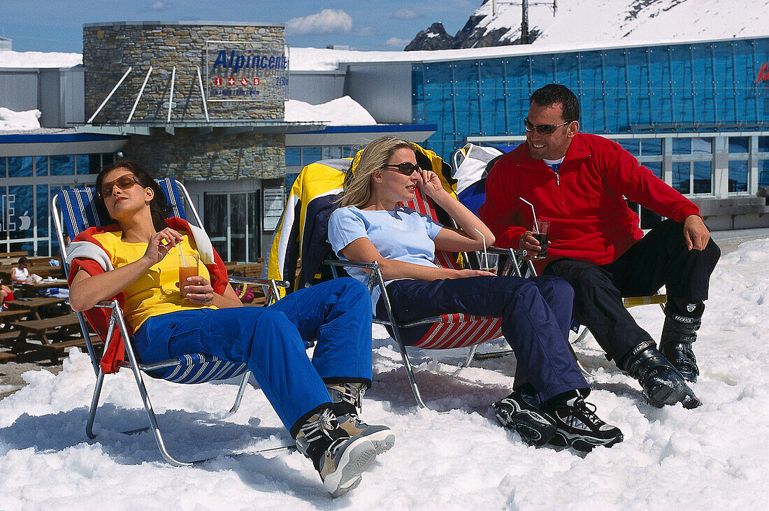 Après-Ski, Frauen und Mann beim Sonnenbaden