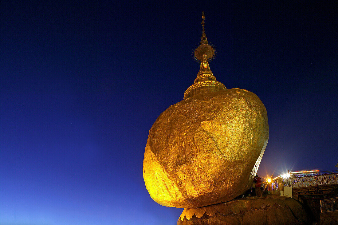 Goldener Fels, Pilgerort, Kyaikhtiyo, Myanmar, Burma, Asien