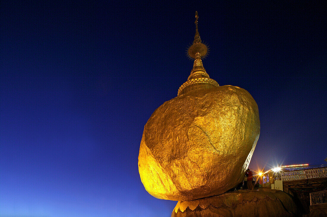 Sacred Rock, Golden Rock, place of piligrimage, Kyaikhtiyo, Myanmar, Burma, Asia