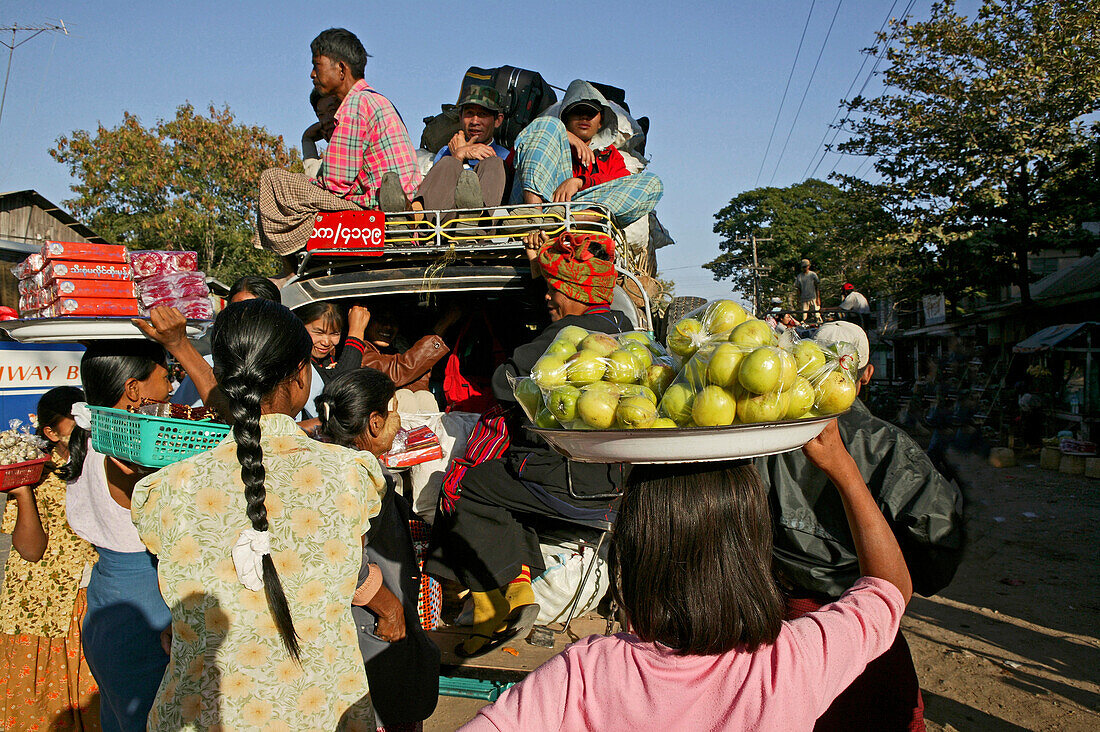 Women selling fruit and snacks, bus station, Verkaeuferinnen an Bushaltestelle, vollbeladener Kleinbus