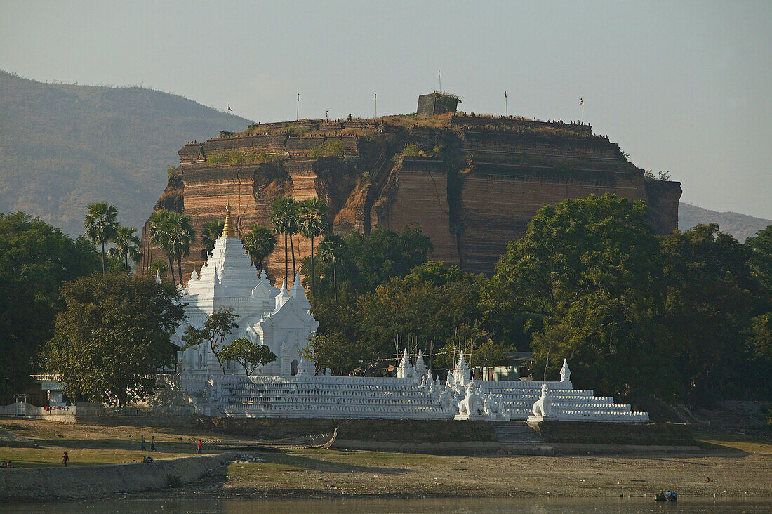 Part of incomplete pagoda, Mingun, Groesster Ziegelbau Asiens, Mingun unvollendeten Mingun Pagode, Stupa Fundament, Mandalay