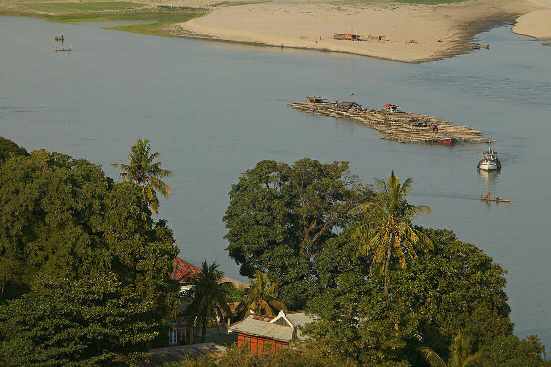 River transport on Ayeyarwaddi, Mingun, Floss auf dem Irrawaddy Fluss, Mingun bei Mandalay, timber raft