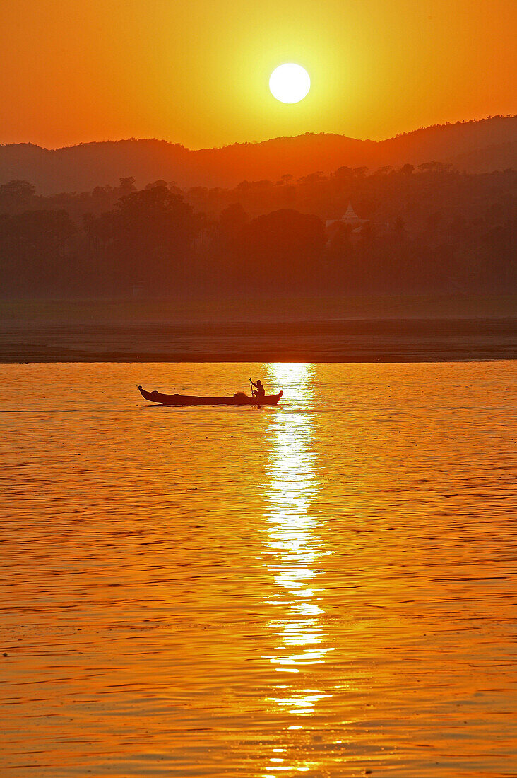 Sunset on Ayeyarwaddi, Mingun, Sonnenuntergang am Irrawaddy Fluss, Silhouette Ruderboot