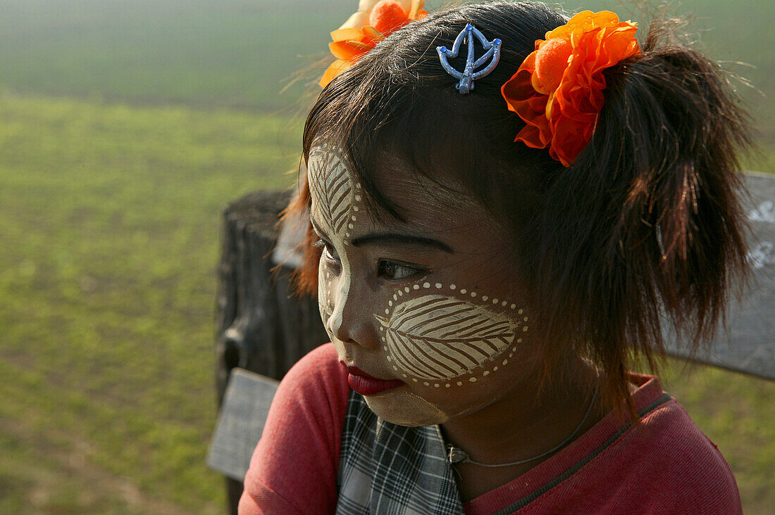 Burmese girl decorated with thanaka, Maedchen dekoriert mit Thanaka-pueder, young beauty with leaf patterns from thanaka