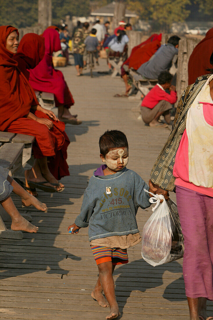 Monks, children, on the U Bein bridge, Junge und Moenche auf der U-Bein-Bruecke, Amarapura, laengste Teakholzbruecke der Welt, the longest teak bridge in the world, 1.2 kilometres, before sunset very crowded on the bridge