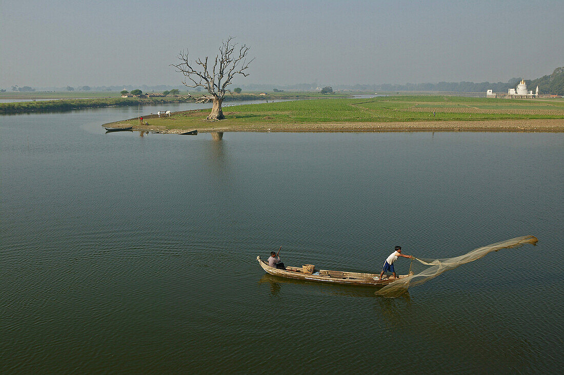 Fisherman throws his net from boat, Fischerboot, auf dem Taungthaman See bei Amarapura bei Mandalay, Fischernetz auswerfen