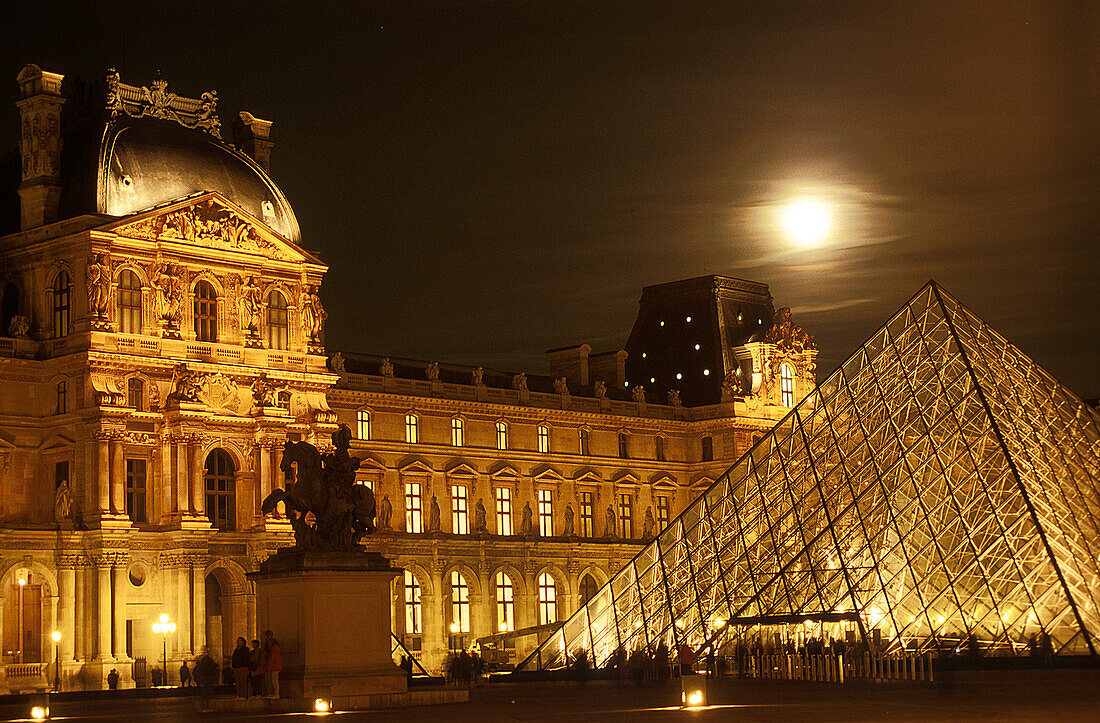 Louvre mit Glaspyramide, Paris Frankreich