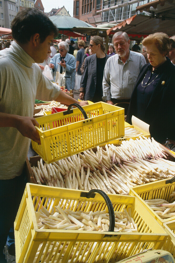 Ecological asparagus cultivation , Market stall, Linden, Hanover