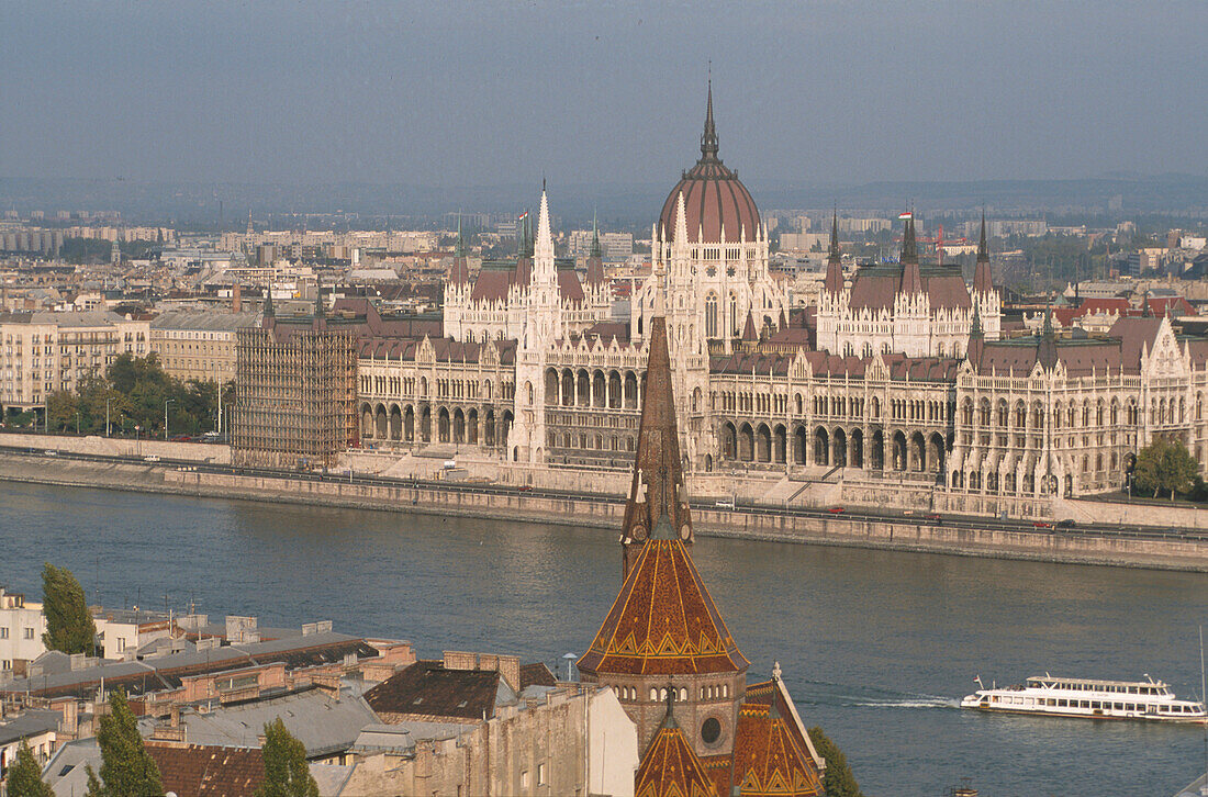 Ungarisches Parlament, von der Fischerbastei gesehen Budapest, Ungarn