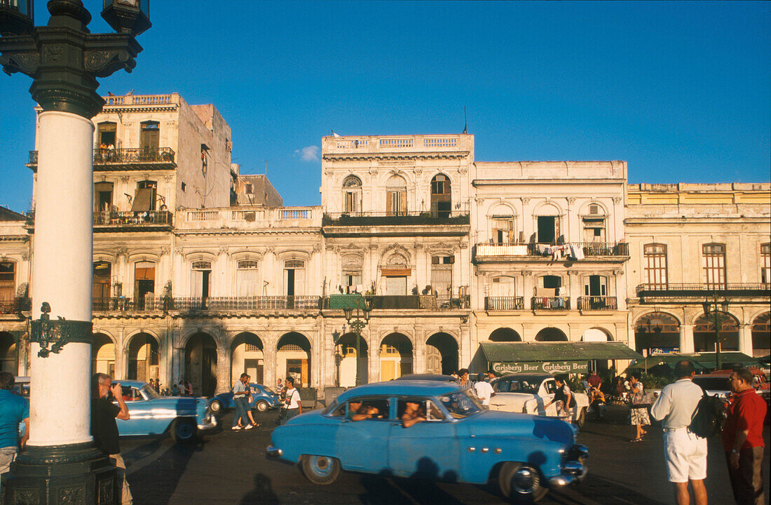 Oldtimer-Taxen vor Capitolio Nationale, Havanna Kuba
