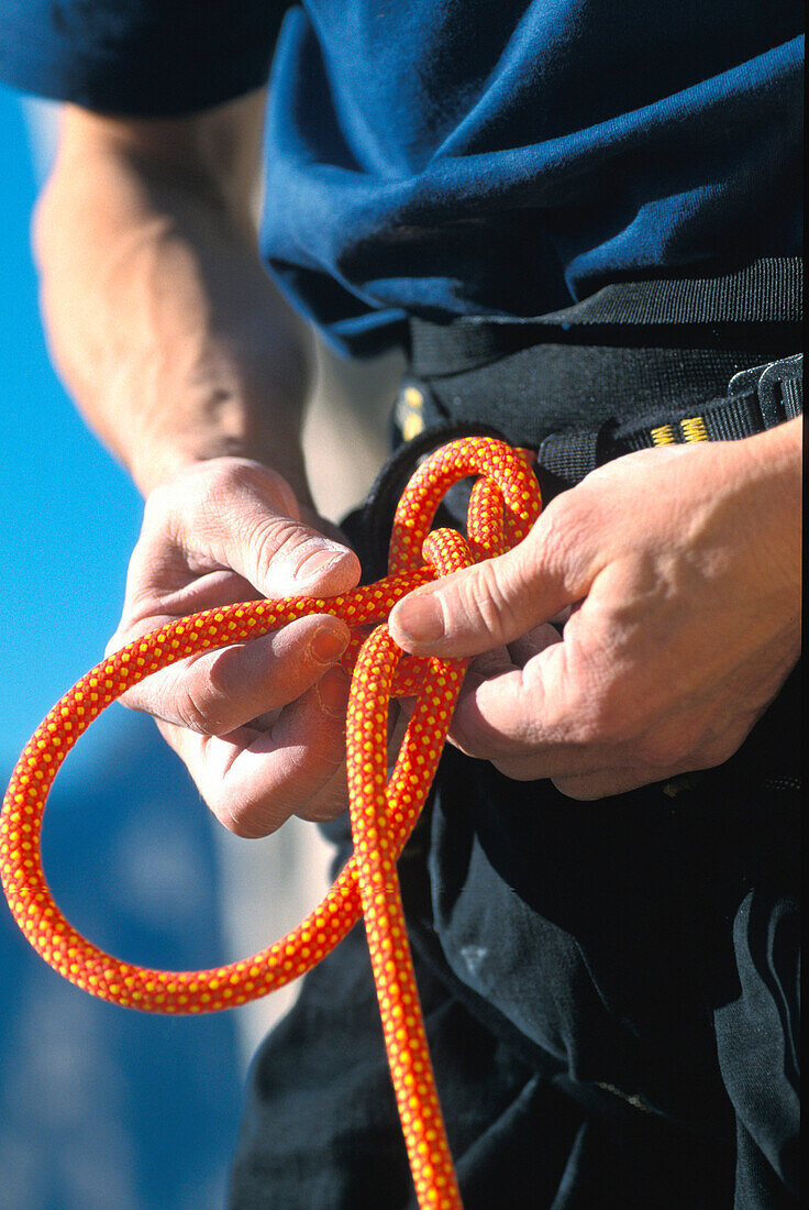 A man knotting a climbing rope, Close-up
