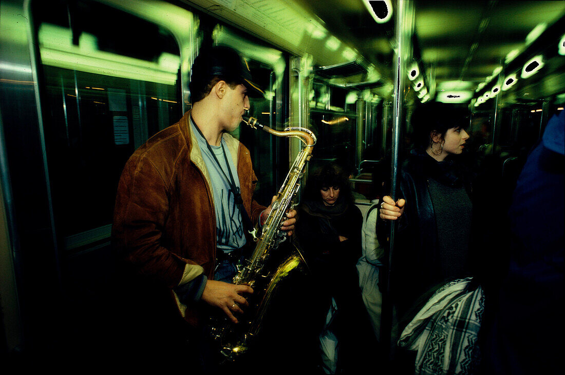 Saxophonspieler, Metro, Paris, Frankreich