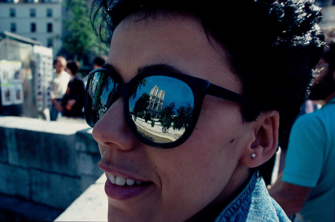 Junge Frau mit Sonnenbrille, Paris Frankreich