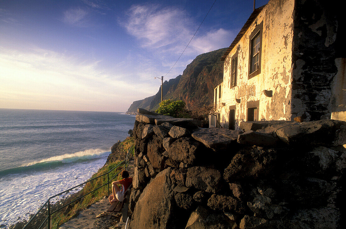 Frau genießt Sonnenuntergang an Küste, Jardim do Mar, Madeira, Portugal