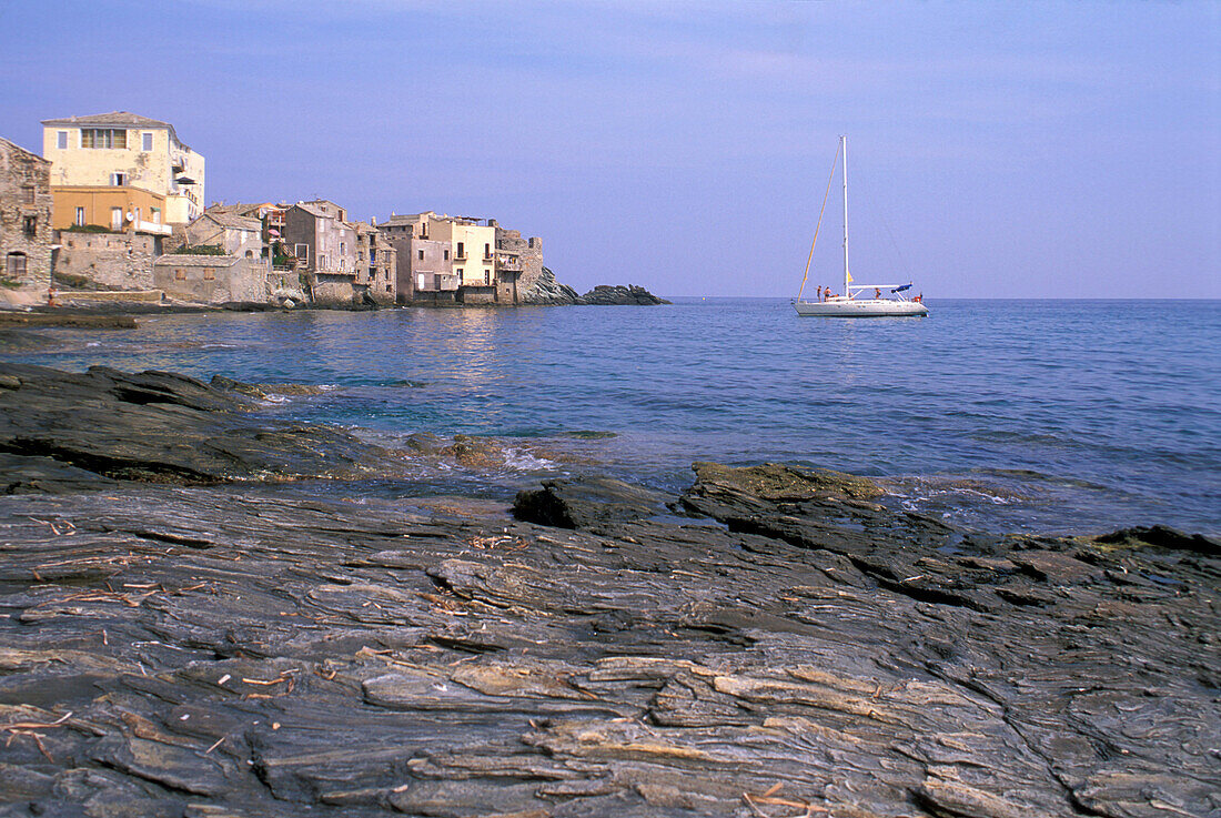 Segelboot, Küste von Erbalunga, Cap Corse, Korsika, Frankreich