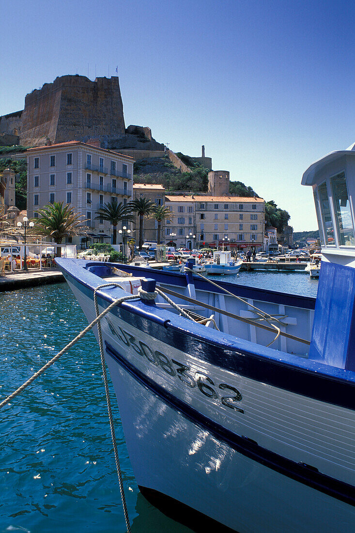 Bug eines Boots vor dem Hafen von Bonifacio, Korsika, Frankreich