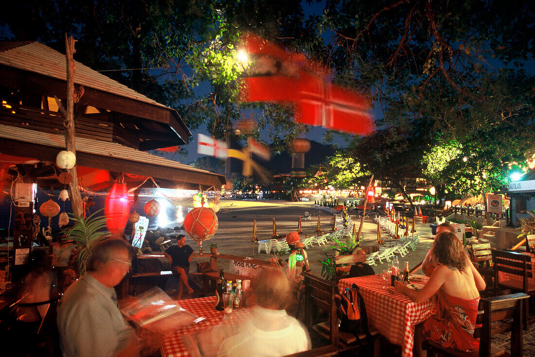 Menschen sitzen abends in einem Restaurant, Kata Strand, Phuket, Thailand