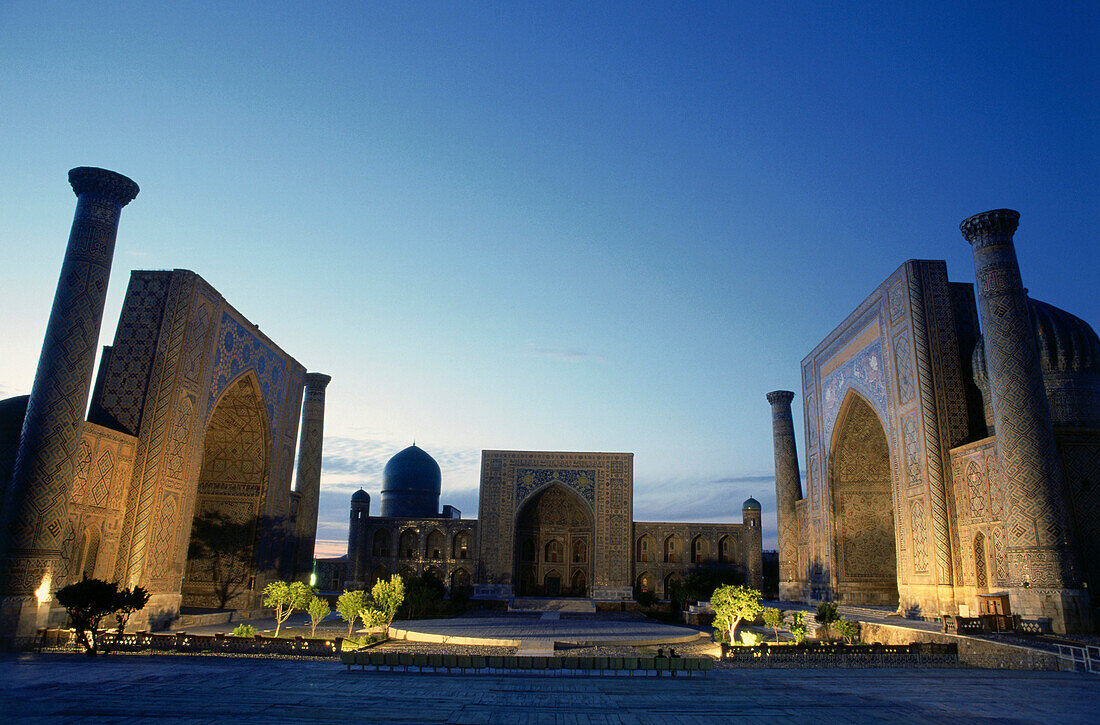 Rigestan Platz in der Abenddämmerung, Samarkand, Usbekistan
