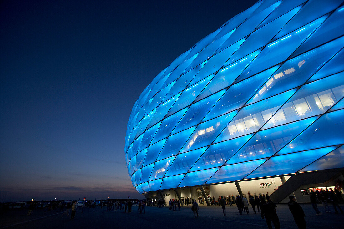 Blick auf die beleuchtete Allianz Arena, München, Bayern, Deutschland