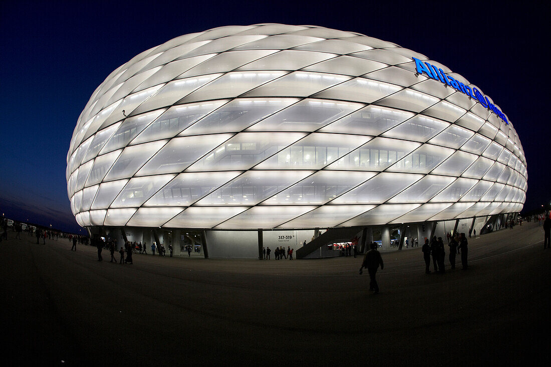 Bunt beleuchtete Allianz Arena bei Nacht, München, Bayern, Deutschland