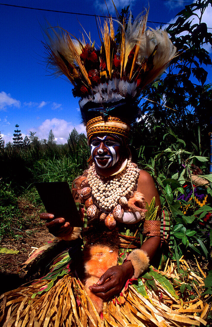 Mädchen mit Gesichtsbemalung in Vorbereitung auf das Sing Sing Fest, Huli Zeremonie, Mt Hagen, Eastern Highlands, Papua Neuguinea, Melanesien