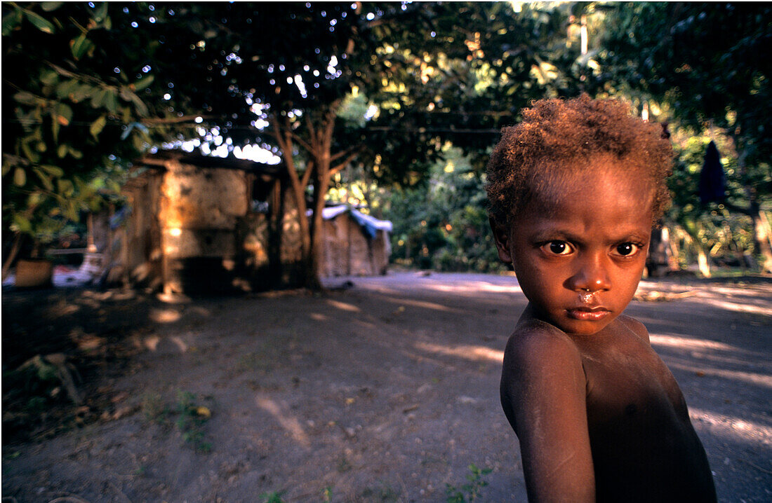 Einheimischer Junge schaut ernst in die Kamera, Rabaul, Melanesien, Papua Neuguinea