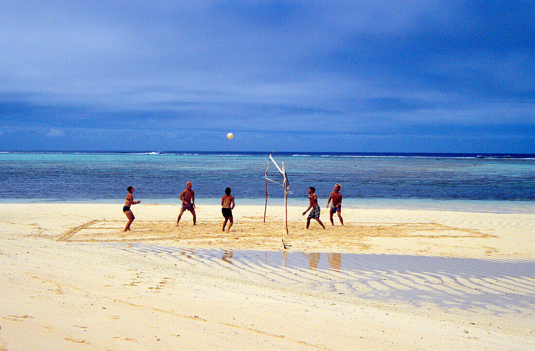 Eine Gruppe junge Leute spielen Volleyball am Strand, Deserted Island, Ufolanga, Hapai'i Group, Tonga, Südsee