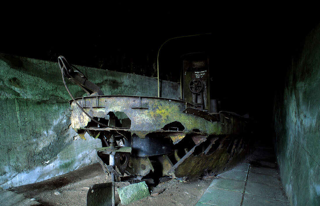 Wrack eines japanischen U-Bootes in einem Tunnel, Rabaul, Melanesien, Papua Neuguinea