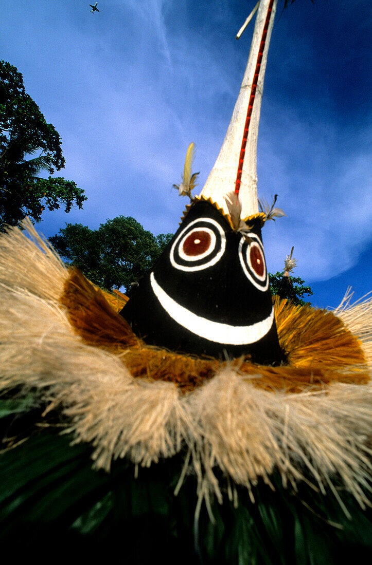 Mann mit Vulkan Hut, Vulkan Zeremonie, Duk Duk, Rabaul, East New Britain, Papua Neuguinea, Melanesien