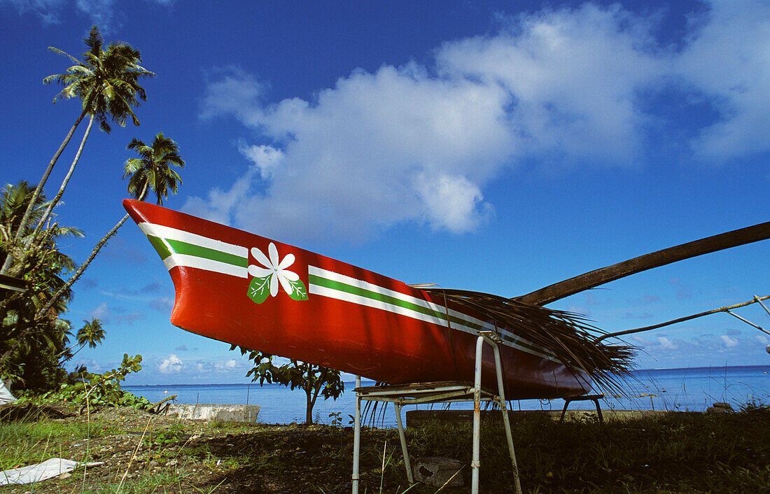 Ein buntes Kanu liegt auf einem Stuhl, Tahiti, Französisch Polynesien