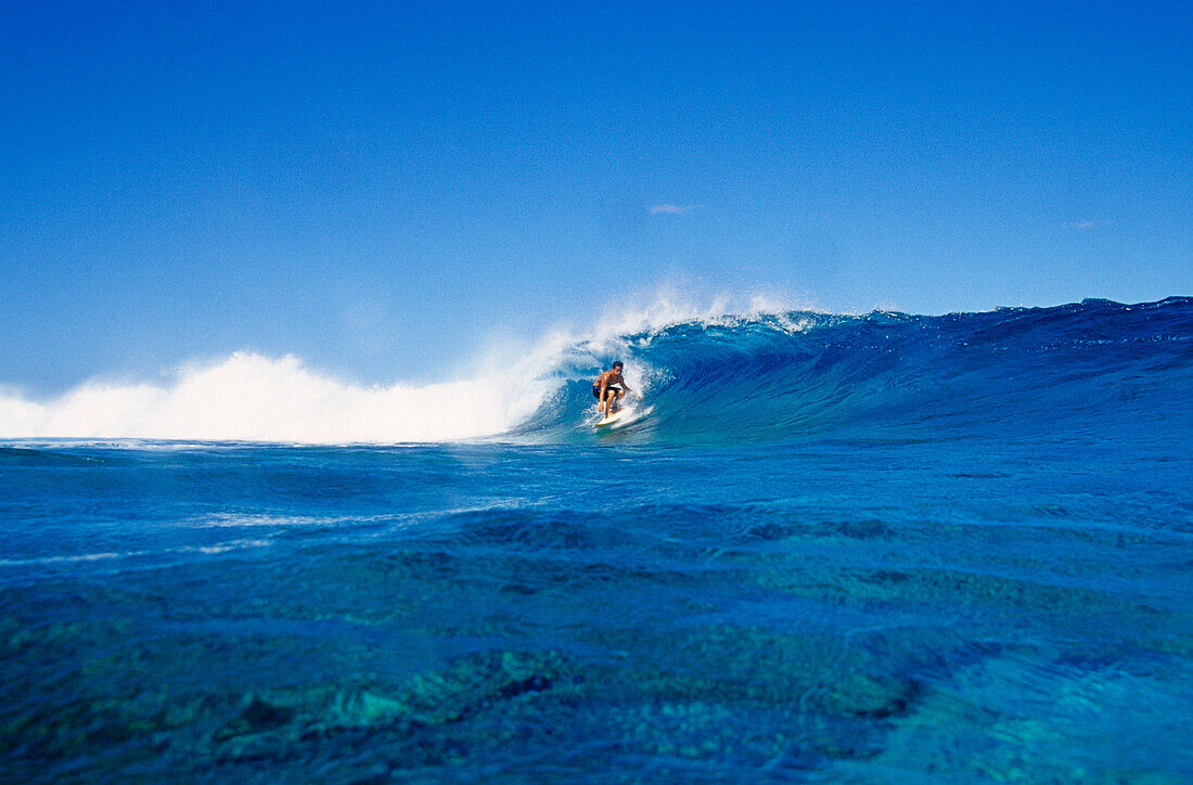 Surfer reitet Welle, Teahupoo, Punaauia, Französisch Polynesien, Südsee