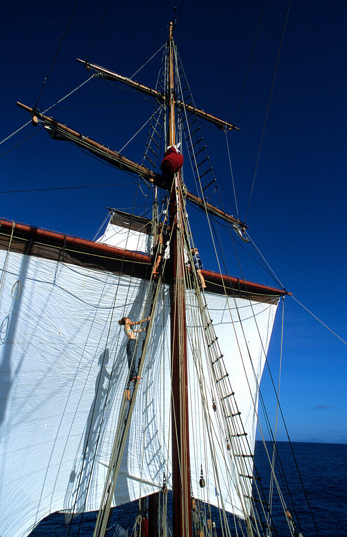 Matrose in der Takelage, Traditional Sailing Ship, Ozean, Französisch Polynesien, Südsee