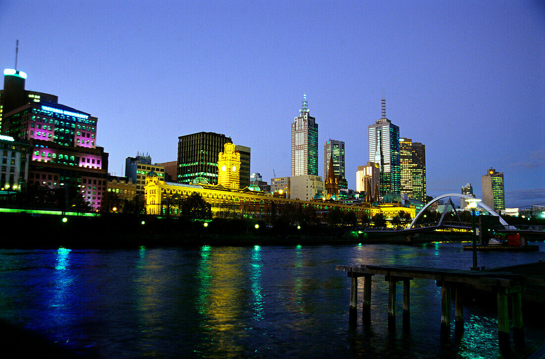 Skyline bei Nacht, Melbourne, Australien