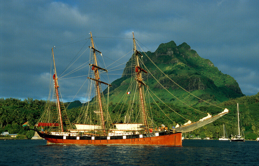 Segelschiff verlässt Bora Bora, Abschied, Bora Bora, Französisch Polynesien, Südsee, PR