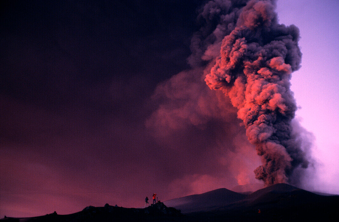 Vulkanausbruch mit Aschewolke, Ätna, Sizilien, Italien