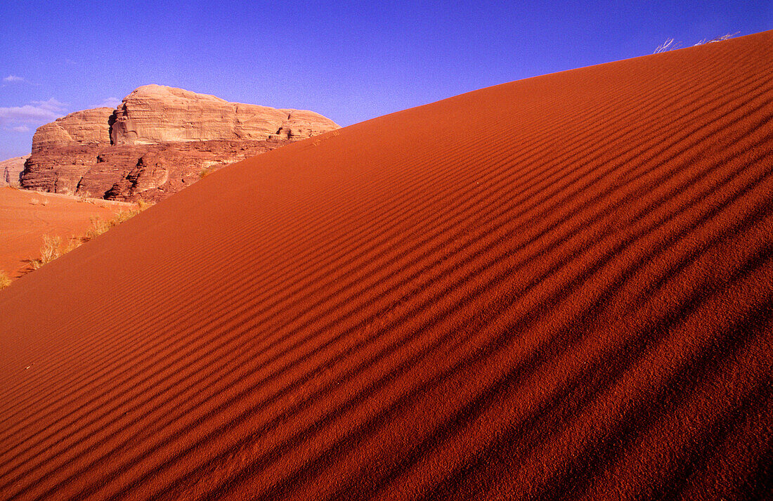 Wüstenlandschaft mit roten Felsen, Wadi Rum, Red Desert, Jordanien, Naher Osten