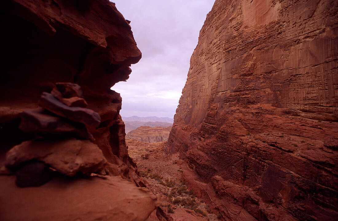 Blick auf düsteren Canyon in der Wüste, Jebel Rum, Wadi Rum, Jordanien