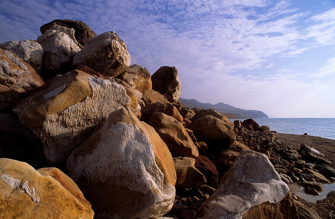 Salzverkrustete Steine in der Sonne, Totes Meer, Jordanien