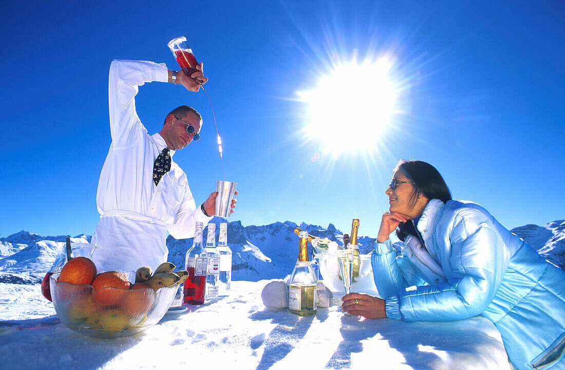 Barkeeper mischt Cocktail für Frau an Eisbar, Lech, Vorarlberg, Österreich