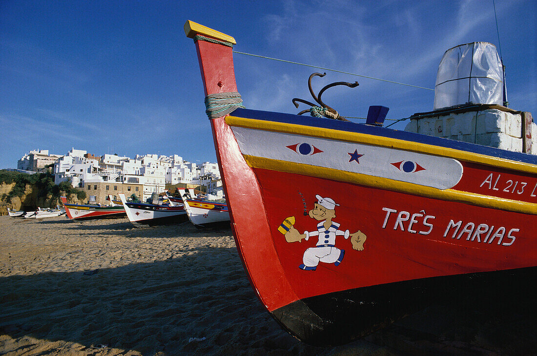 Boote liegen auf dem Strand eines Dorfes, Algarve, Portugal