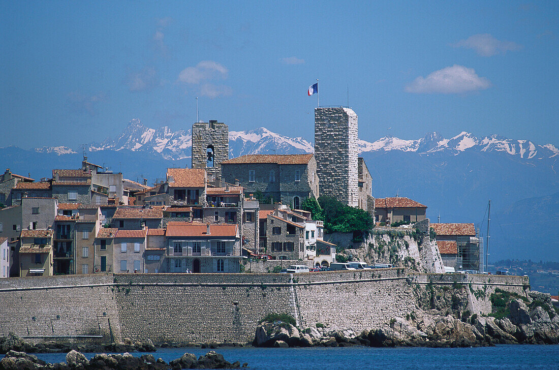 Blick auf die Stadt Antibes mit den Alpen im Hintergrund, Côte d´Azur, Provence, Frankreich, Europa