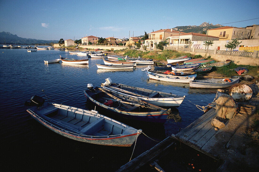 Kleine Fischerboote liegen im Hafen Canigione, Golfo di Arzachena, Sardinien, Italien